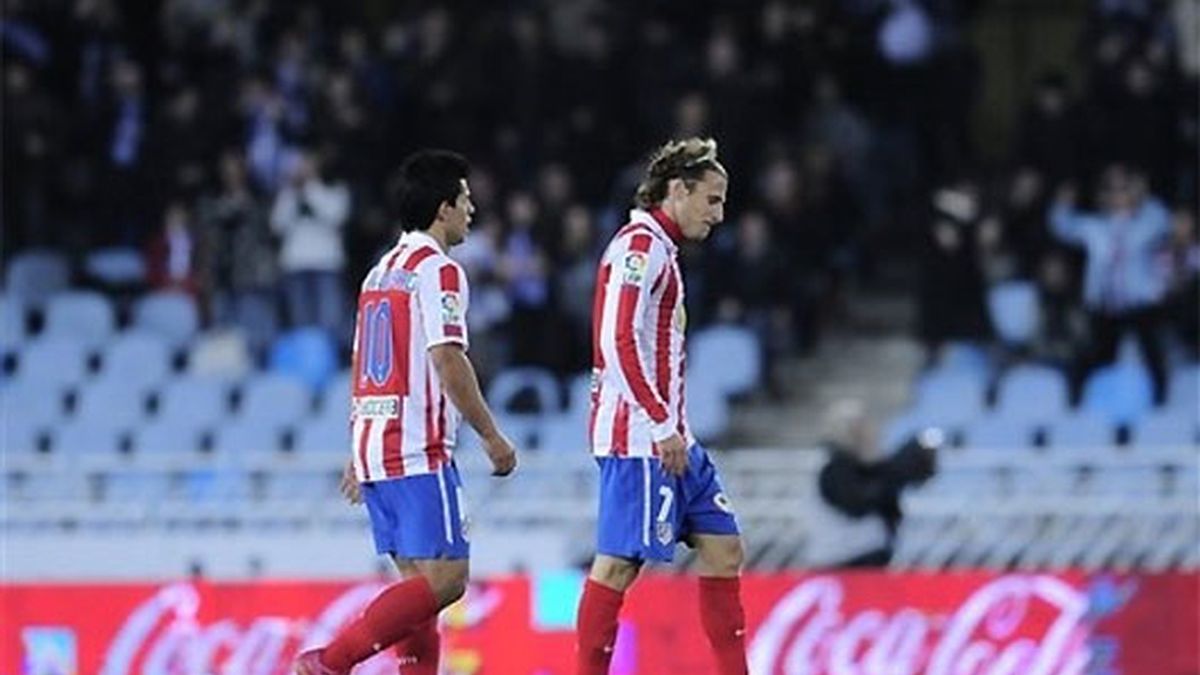 Agüero y Forlán, durante el partido contra la Real Sociedad. Foto: EFE.