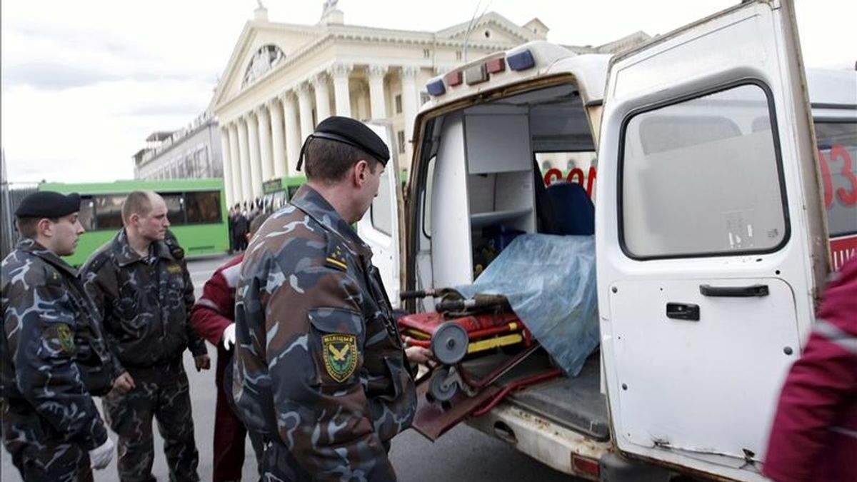 Una víctima en camilla es introducida en una ambulancia en el exterior de la estación de metro "Oktiábraskaya" en Minsk, Bielorrusia tras una explosión. EFE