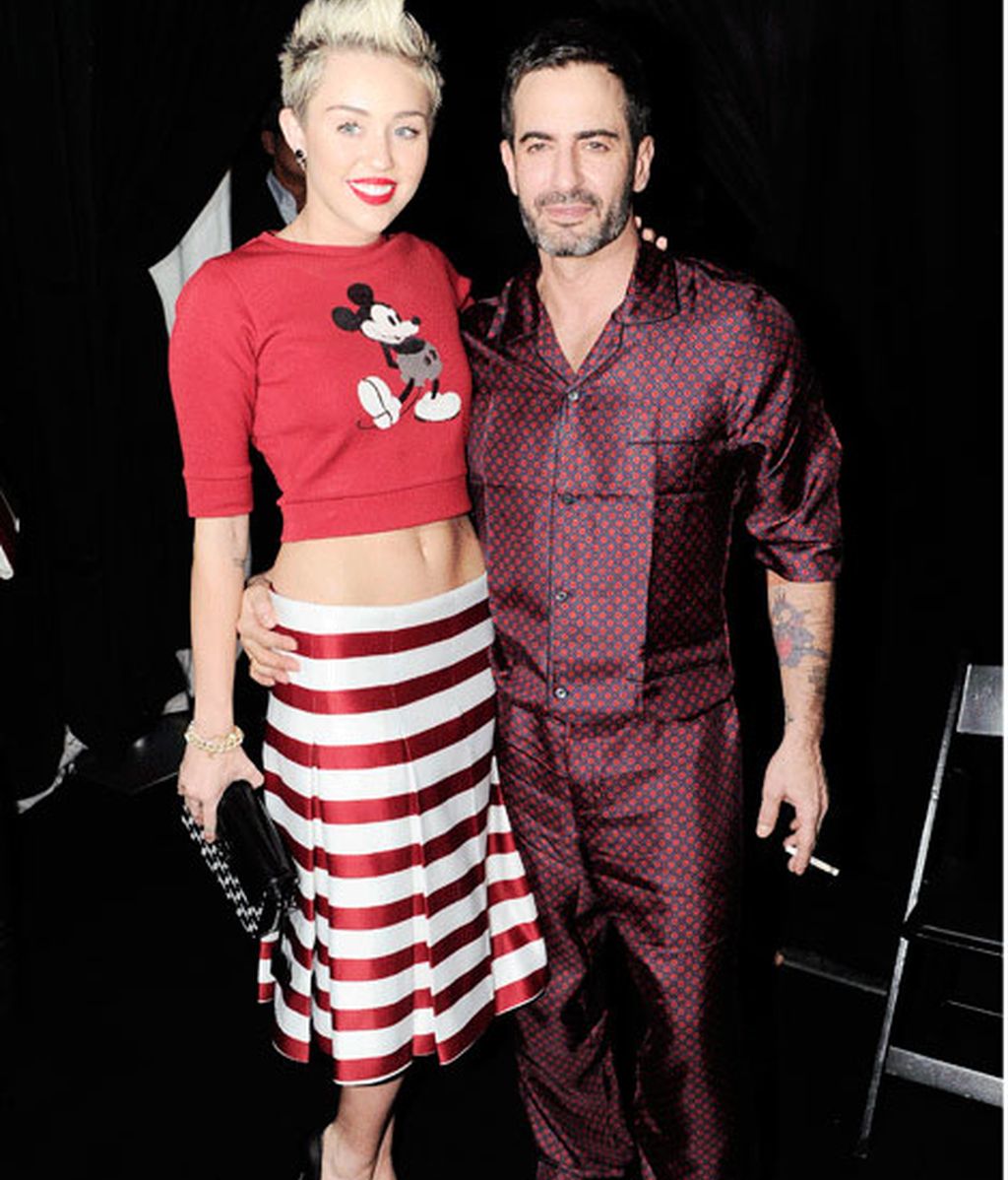 Miley Cyrus, enseñando ombligo, acompañada del diseñador Marc Jacobs.