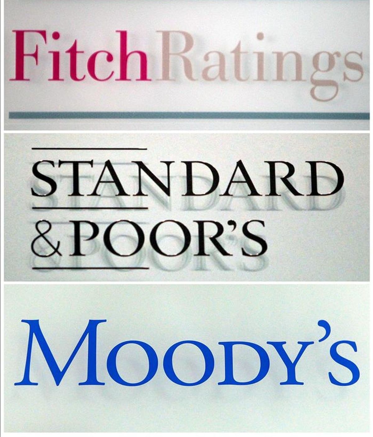 Una fotografía compuesta que muestra los logos de las agencias de medición de riesgos 'Fitch', 'Standard & Poor's' y 'Moody's' que evalúan la capacidad de pago de empresas, bancos y estados. EFE/Archivo