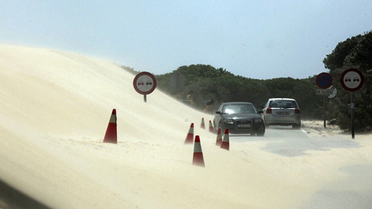 El avance de la duna de Valdevaqueros ha dejado incomunicado a unas 500 personas en Punta Paloma en Tarifa (Cádiz) . Foto EFE