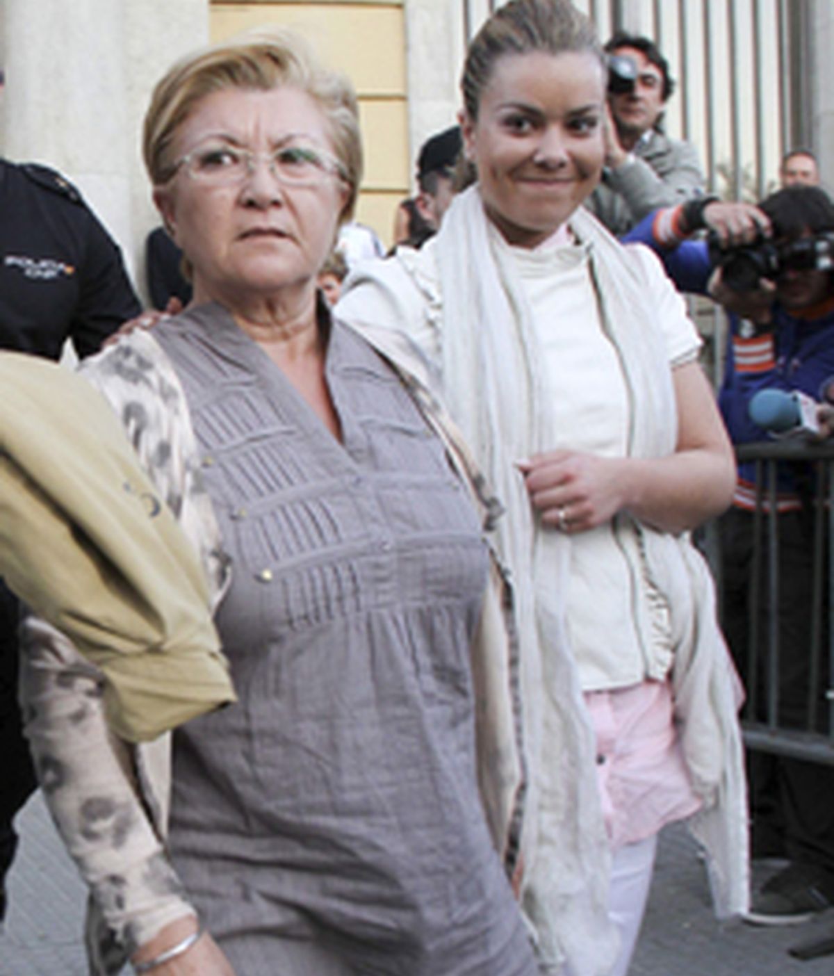 Campanario y su madre asistiendo a uno de los juicios de la Operación Karlos. Foto:Gtres