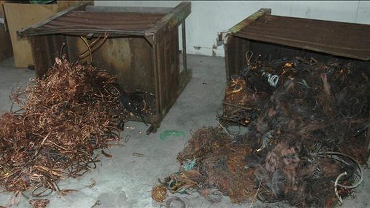 En la imagen facilitada por la Guardia Civil, material incautado en la operación 'Ki-Koss' contra el robo de cobre. EFE/Archivo