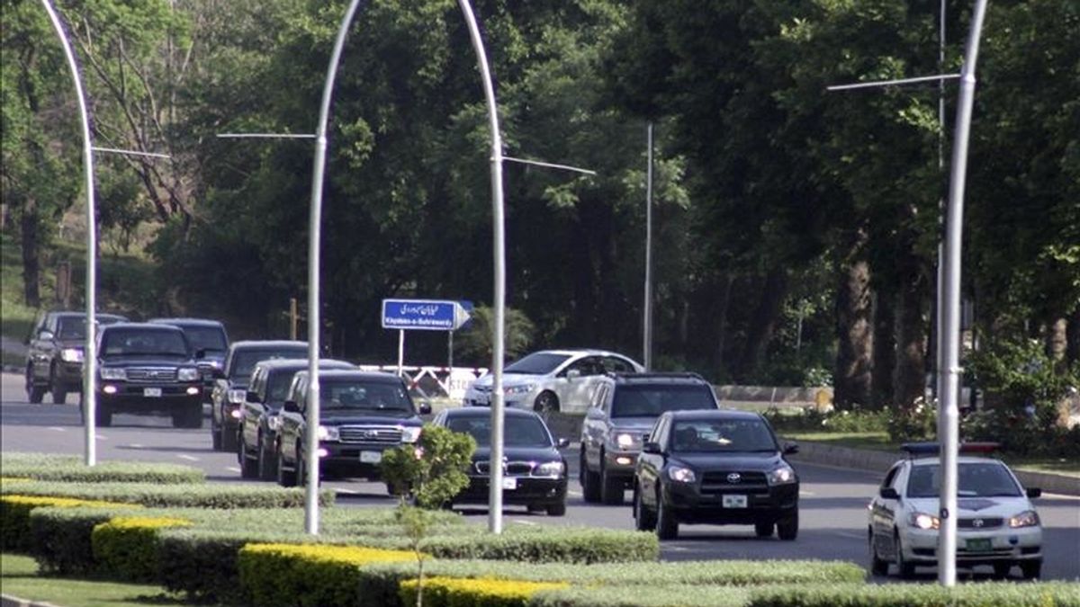 Un coche de las fuerzas de seguridad paquistaníes escolta ayer al convoy en el que viaja el representante especial de Estados Unidos para Afganistán y Pakistán, Marc Grossman, para dirigirse a una reunión con el presidente paquistaní, Asif Zardari, en Islababad (Pakistán). EFE