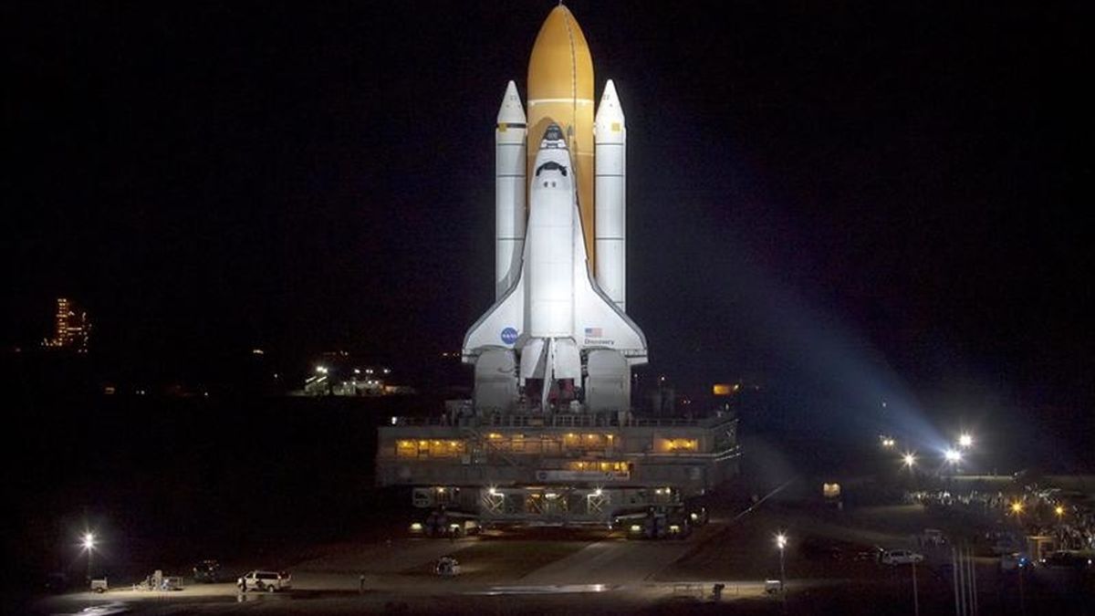 El transbordador espacial Discovery es desplegado del edificio vehicular de ensamble, en Cabo Cañaveral, Florida (EE.UU.). EFE