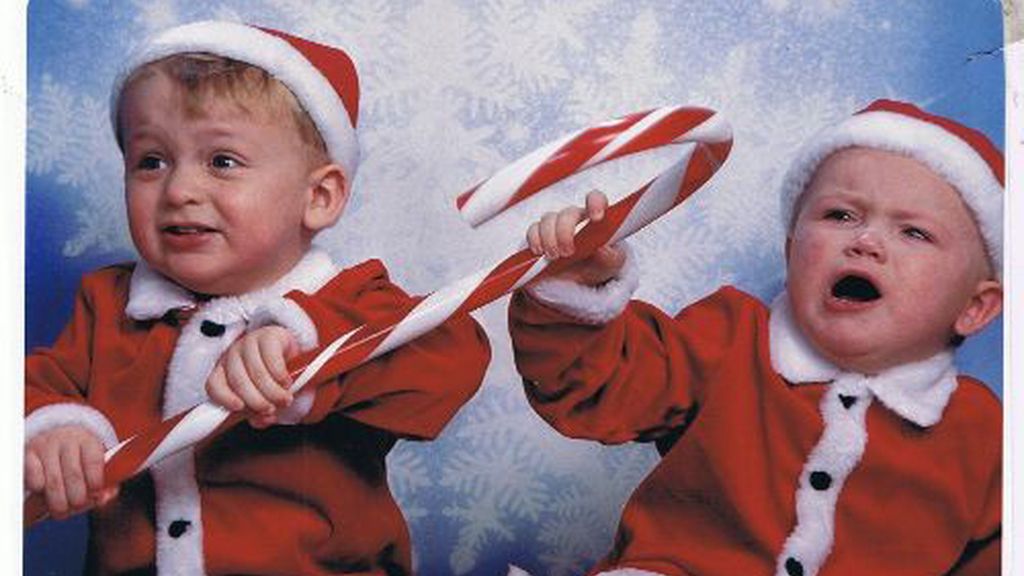 Dos pequeños Papá Noel muy peleones