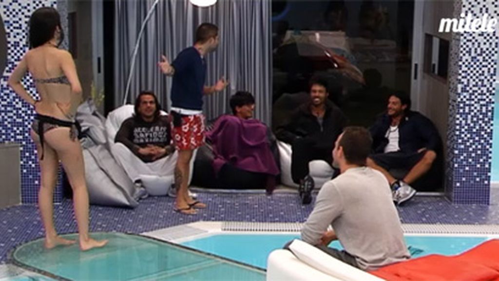 Las chicas suben la temperatura de la casa