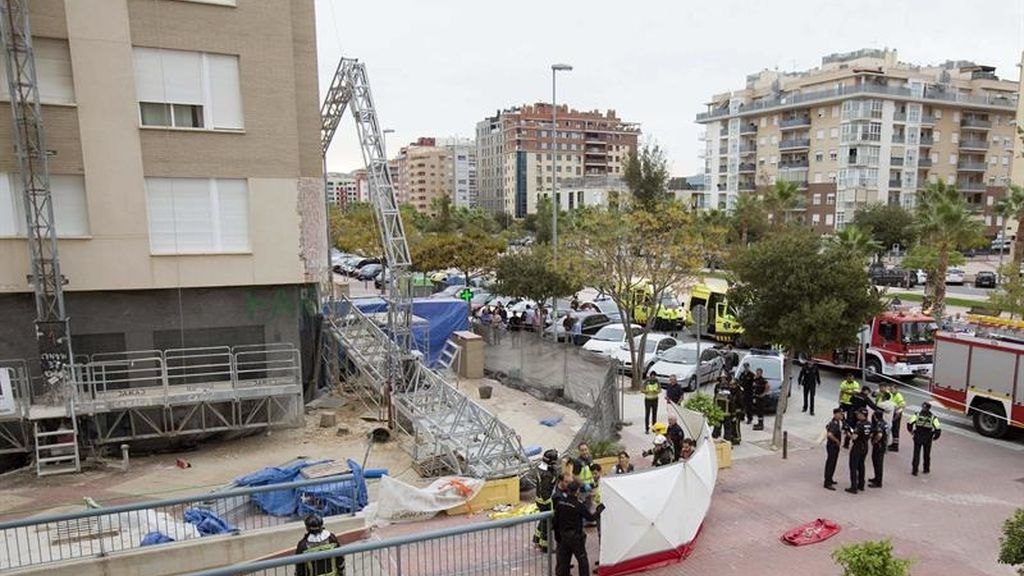 Dos obreros de 32 y 45 años mueren al caer desde un andamio en Murcia