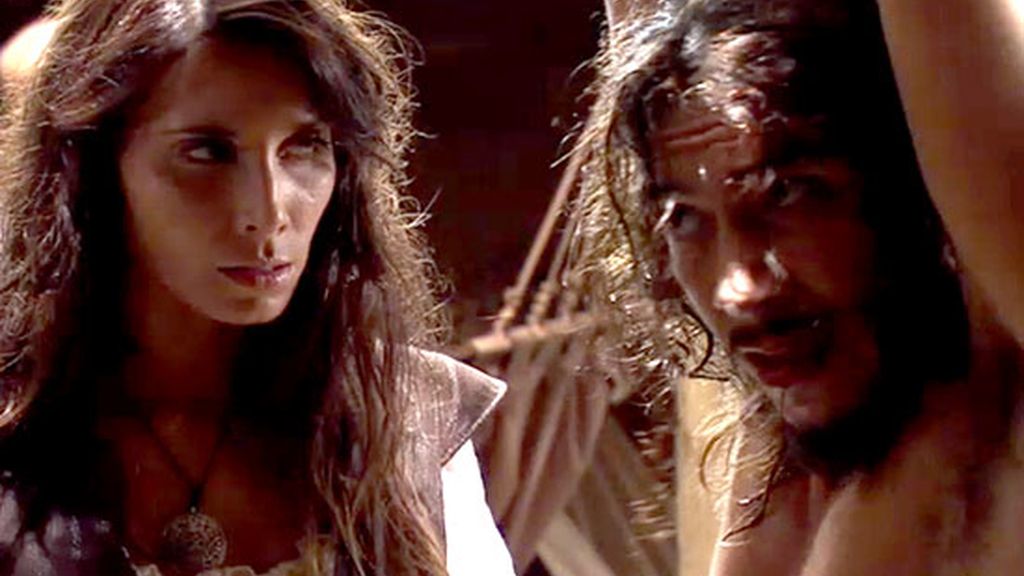 Carmen y su padre azotan a Mondego