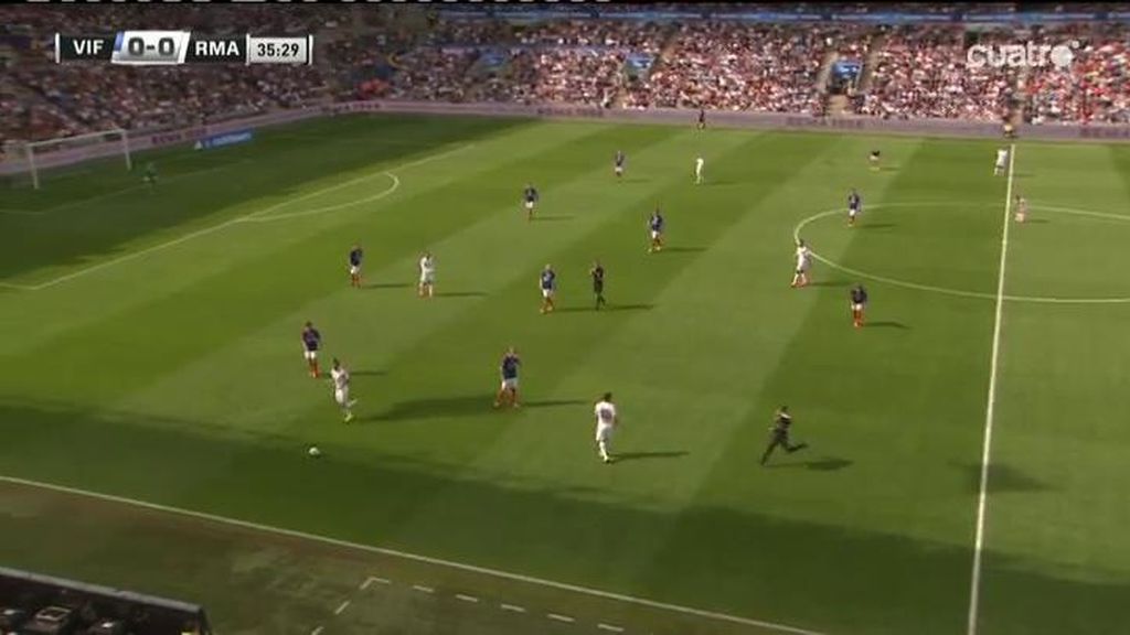 Un intruso se cuela en el Valerenga- Real Madrid ¿Por qué corre hacia James?