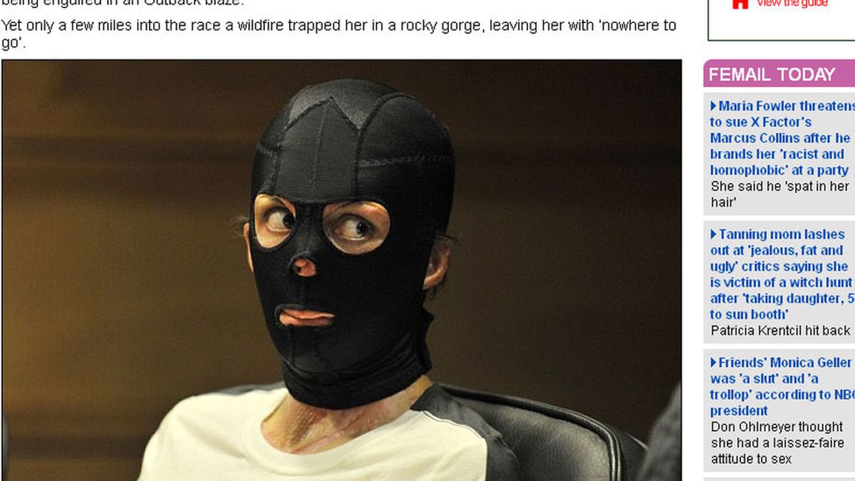 Turia oculta su rostro con una máscara