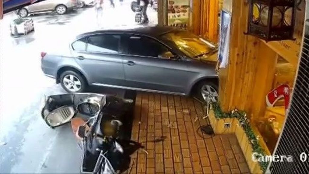 Un coche atraviesa la ventana de un restaurante en Shangái