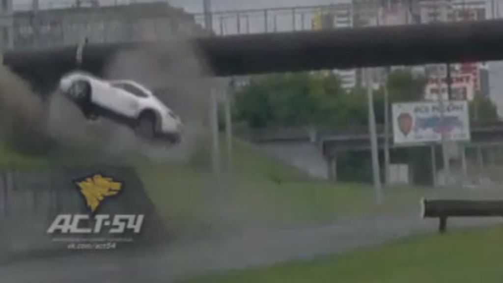 Espectacular accidente de un Porsche que vuela por los aires