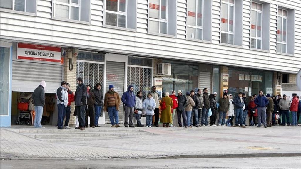 Varias personas forman una larga cola ante una oficina del INEM, en Madrid. EFE/Archivo Varias personas forman una larga cola ante una oficina del INEM, en Madrid. EFE/Archivo