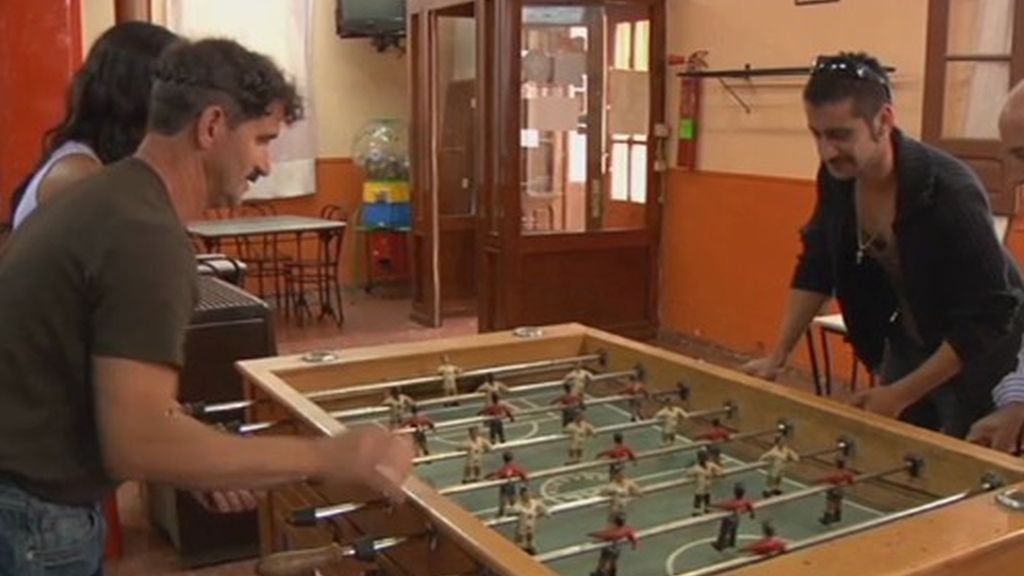 El mayor hobbie para Paco ha sido siempre ir detrás del balón. La edad no perdona y ahora lo que más practica es el futbolín