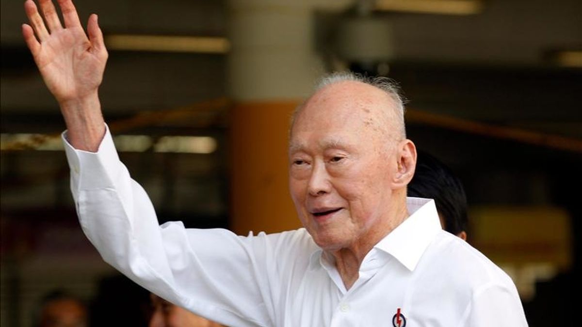 El padre fundador de la Singapur moderna, Lee Kuan Yew, 87, saluda a sus seguidores. EFE/Archivo