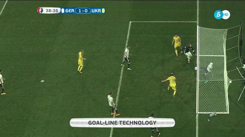 Salvó Boateng en la línea de gol: Konoplyanka pudo hacer el primero