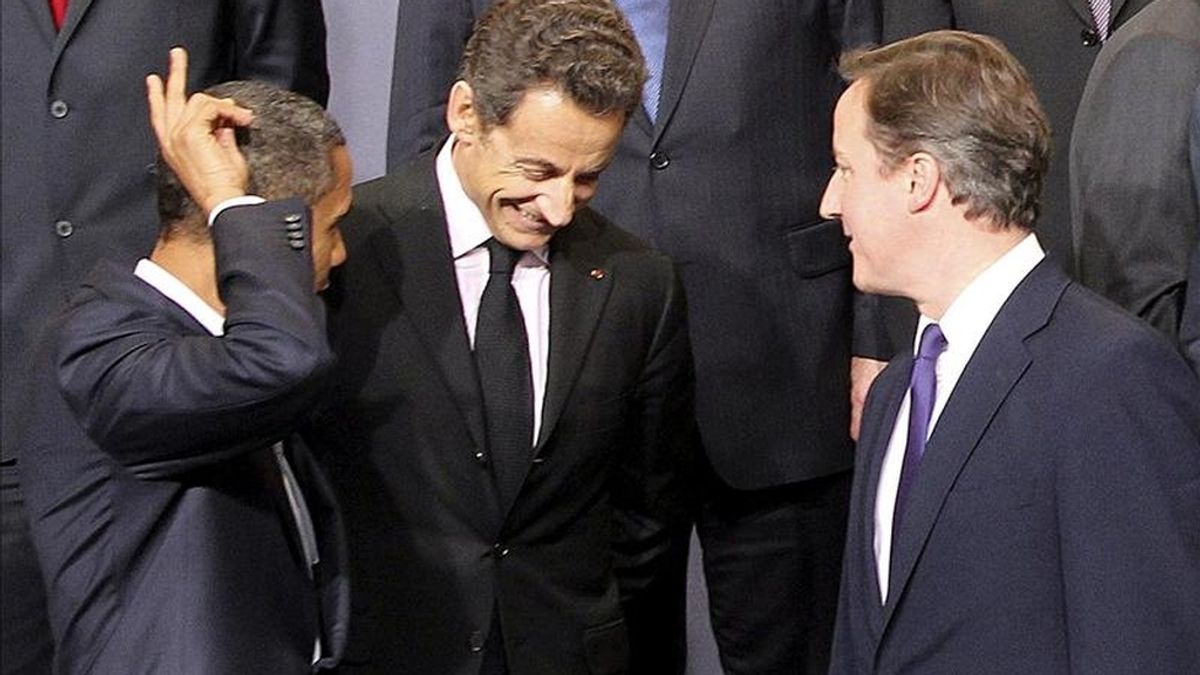 Fotografía tomada en noviembre de 2010 en la que se registró al presidente francés, Nicolas Sarkozy (c) junto al presidente de EE.UU., Barack Obama (i) y al primer ministro británico, David Cameron (d), quienes aseguraron, en un artículo conjunto, que la operación de la OTAN seguirá en Libia hasta que Gadafi dimita. EFE/Archivo