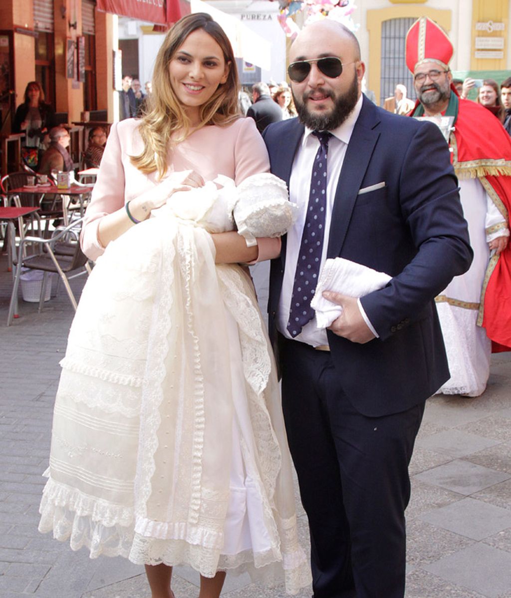 Un invitado al bautizo intentó fotografiar a Isabel Pantoja durante la celebración