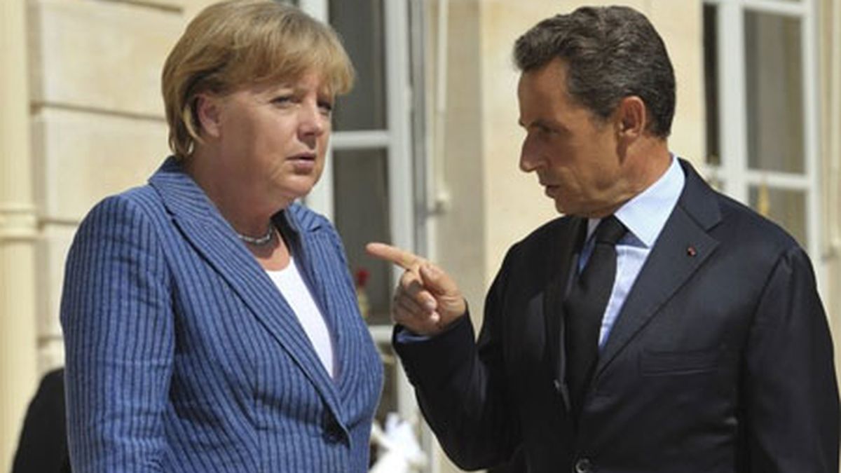 Merkel se reúne con Sarkozy en el Palacio del Elíseo para intentar calmar a los mercados. Vídeo: Informativos Telecinco.