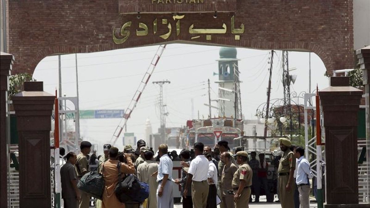 Prisioneros paquistaníes puestos en libertad por las autoridades indias cruzan a su país por el paso fronterizo indo-paquistaní de Attari, a unos 30 kilómetros de la ciudad india de Amritsar hoy, miércoles 11 de mayo de 2011. EFE