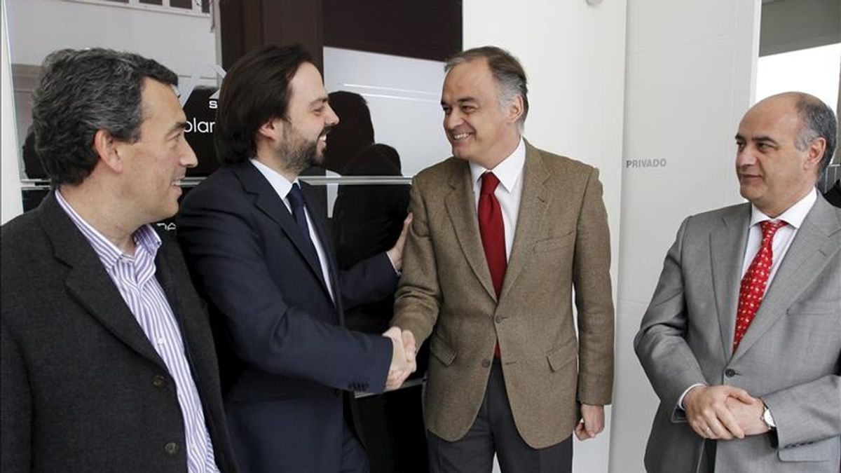 El vicesecretario de Comunicación del PP, Esteban González (2d), saluda al director gerente de Onyx Solar, Álvaro Beltrán (2i), en presencia del presidente del PP de Ávila, Antolín Sanz (i), y del alcalde de Ávila, Miguel Ángel García Nieto (d), al comienzo de la visita que han realizado hoy al polígono industrial la empresa de nuevas tecnologías Onyx Solar. EFE