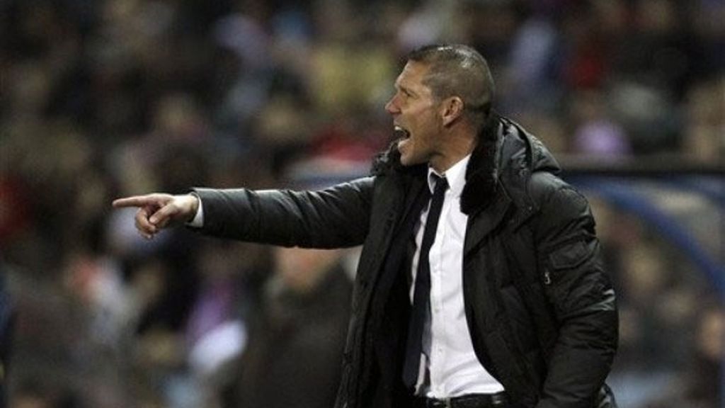 Simeone dando órdenes a sus jugadores desde la banda Simeone dando órdenes a sus jugadores desde la banda