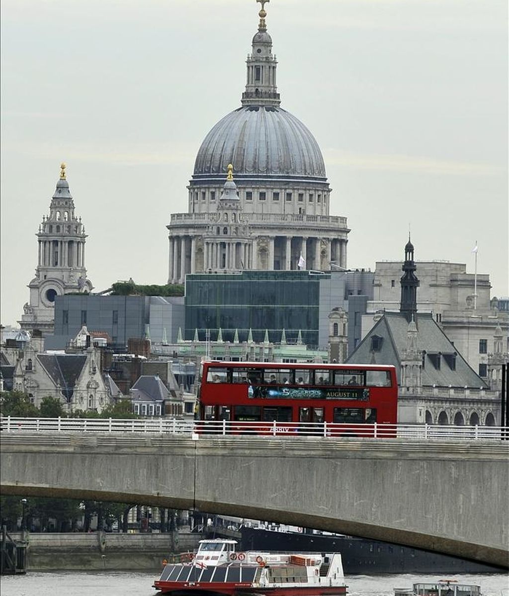 Un barco navega por el Támesis, en Londres (Reino Unido). EFE/Archivo