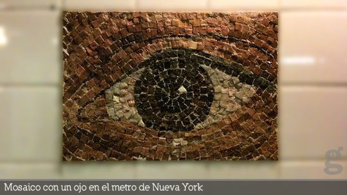 Mosaico con un ojo en el metro de Nueva York