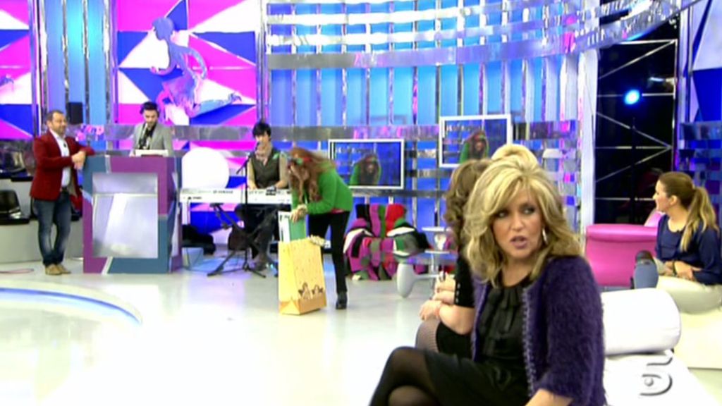 Sus compañeros le dan la bienvenida con dos regalos muy originales