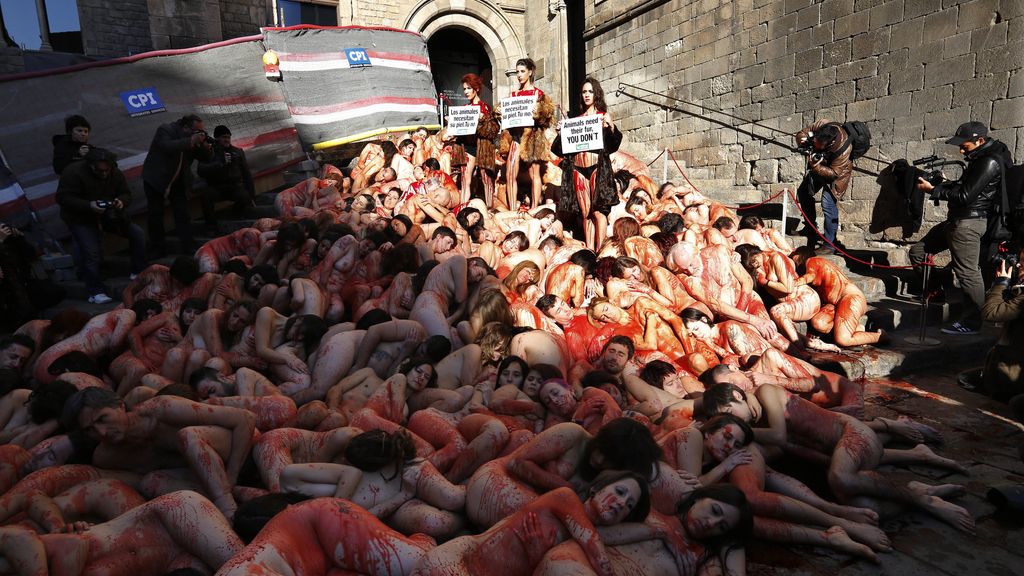 Un centenar de activistas se desnudan contra el uso de pieles animales
