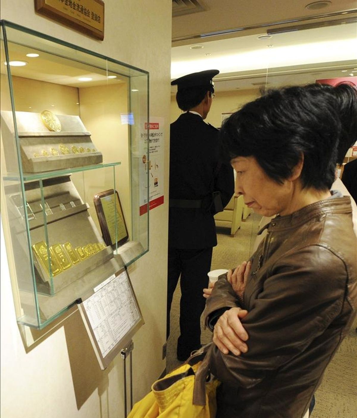 Una japonesa compra monedas de oro en una tienda de compra-venta de este metal precioso en el centro de Tokio (Japón). EFE/Archivo