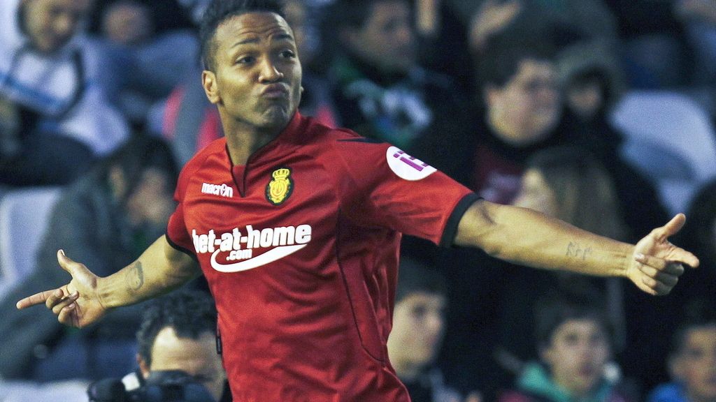 El delantero del Mallorca Emilio Nsue celebra el primer gol de su equipo al Racing de Santander