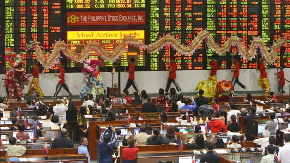 Filipinos representan la danza de un dragón y un león hoy, en la Bolsa de Manila (Filipinas). El corro bursátil abrió su sesión de negocios con danzas para celebrar el nuevo año chino, el año del conejo. EFE