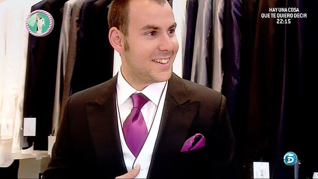Junto a sus amigos y a su wedding planner, Cristian elige traje