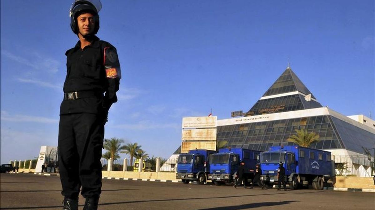 Un policía egipcio vigila la entrada del Hospital Internacional de Sharm el Sheikh donde permanece ingresado el ex presidente egipcio Hosni Mubarak tras sufrir una crisis cardiaca durante un interrogatorio judicial en Sharm El Sheikh (Egipto) hoy, viernes, 15 de abril de 2011. EFE