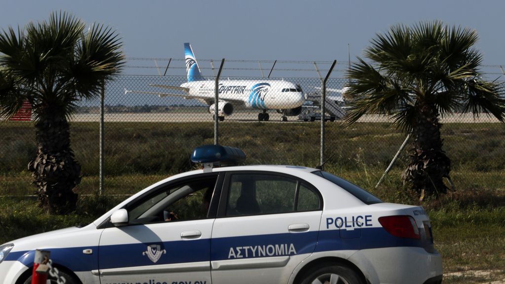 Secuestrado un avión de Egypt Air con 81 pasajeros