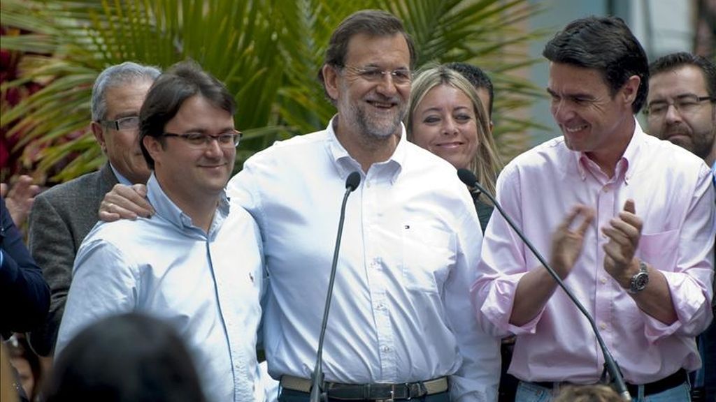 El presidente del Partido Popular, Mariano Rajoy (c), acompañado por el presidente del PP de Canarias, José Manuel Soria (d), y el candidato del PP de La Palma al Cabildo Insular, Asier Antona (i), durante la visita que ha realizado hoy a Los Llanos de Aridane (La Palma). EFE