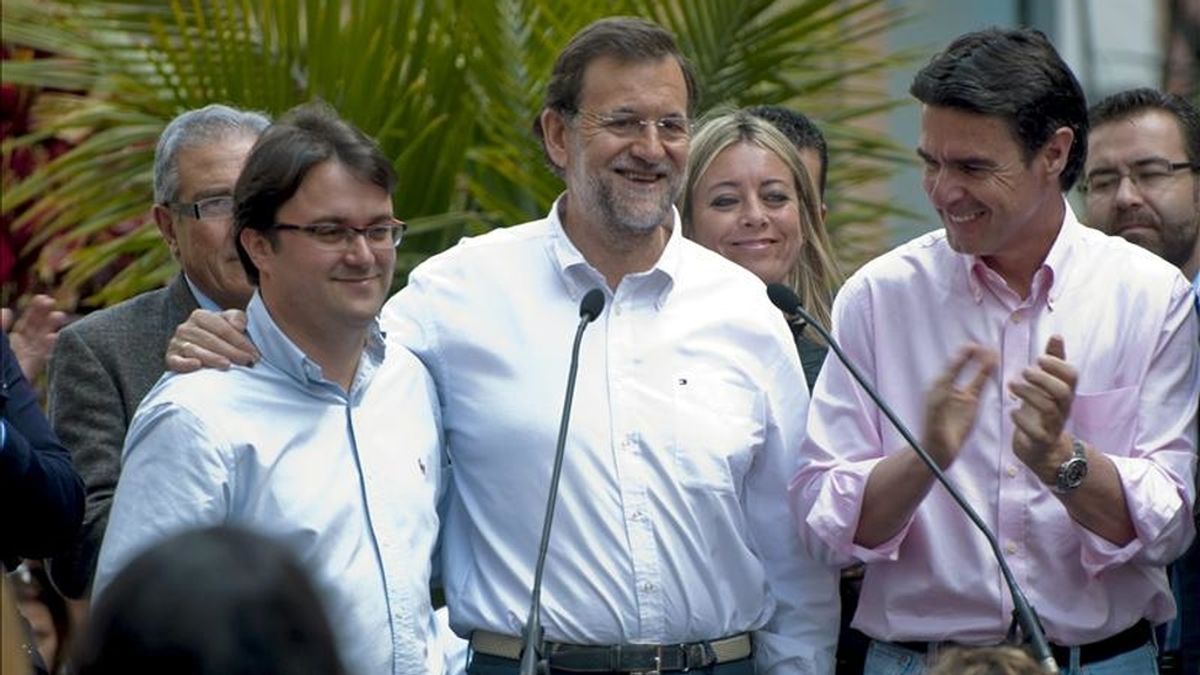 El presidente del Partido Popular, Mariano Rajoy (c), acompañado por el presidente del PP de Canarias, José Manuel Soria (d), y el candidato del PP de La Palma al Cabildo Insular, Asier Antona (i), durante la visita que ha realizado hoy a Los Llanos de Aridane (La Palma). EFE