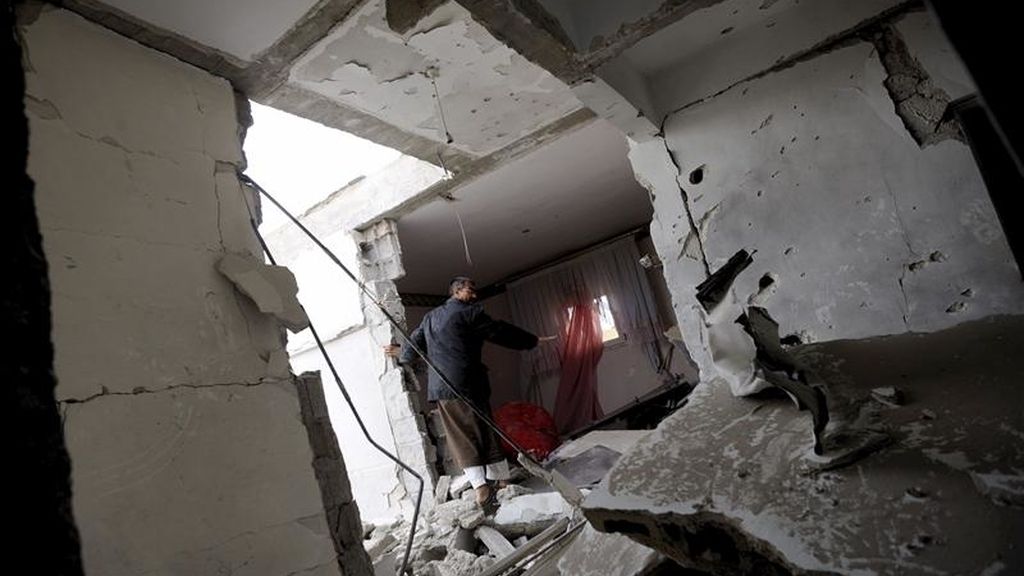 Un libio inspecciona lo que ha quedado de su vivienda tras ser destruida por las fuerzas leales al líder libio Muamar el-Gadafi, en Adjabiya, Libia. EFE/Archivo