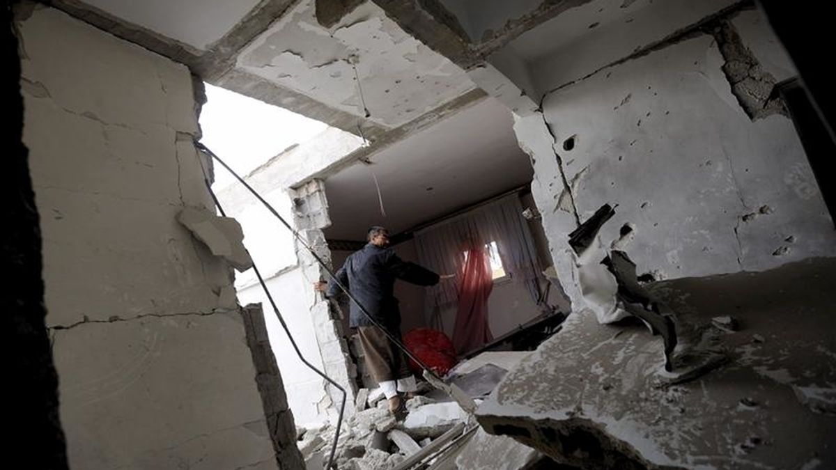 Un libio inspecciona lo que ha quedado de su vivienda tras ser destruida por las fuerzas leales al líder libio Muamar el-Gadafi, en Adjabiya, Libia. EFE/Archivo