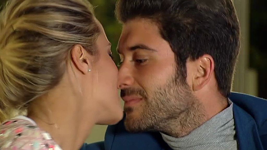 El beso de Corina y Diego Betancort