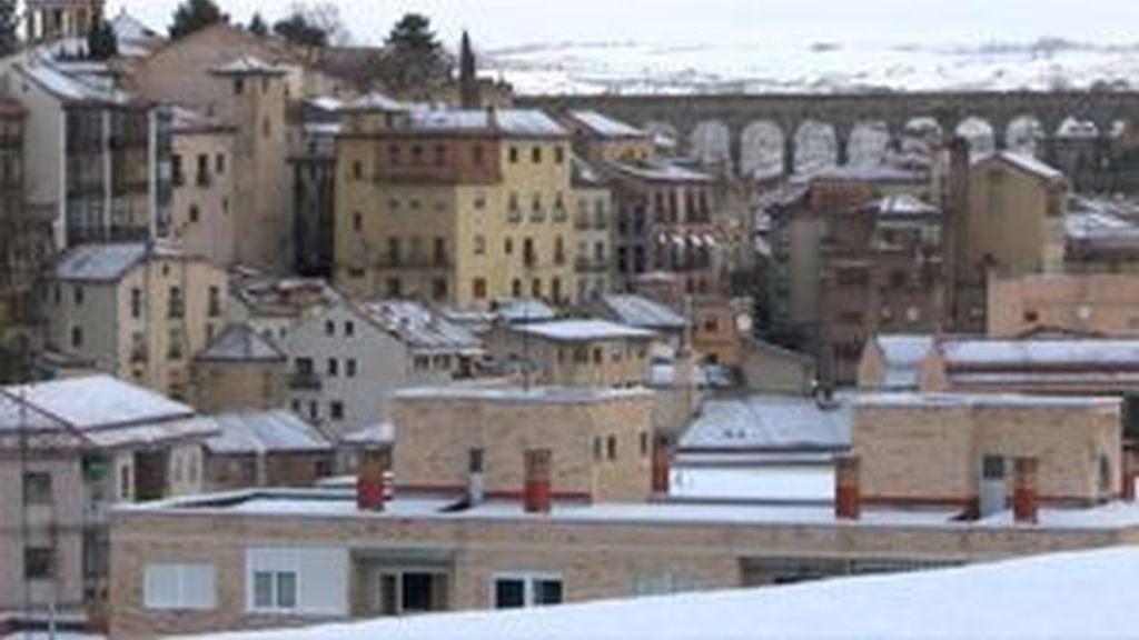 La nieve 'pinta' los tejados de Segovia