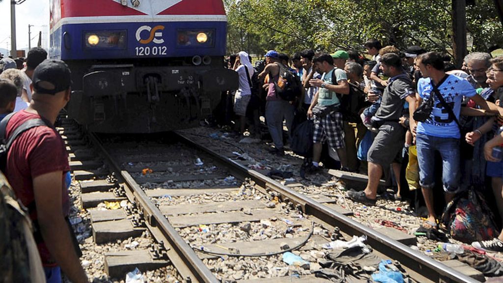 Miles de inmigrantes salen de Macedonia rumbo a Serbia
