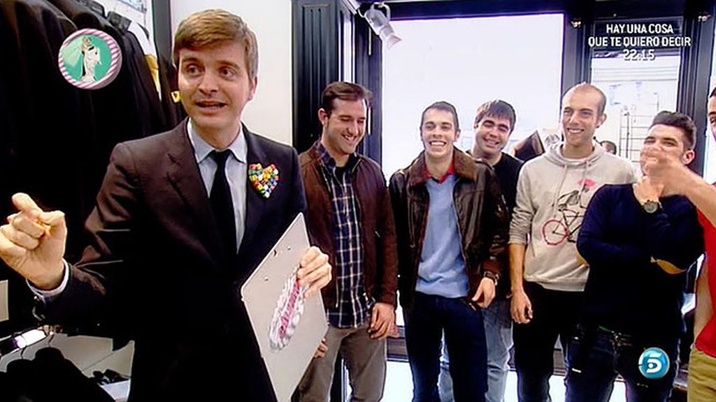 Junto a sus amigos y a su wedding planner, Cristian elige traje