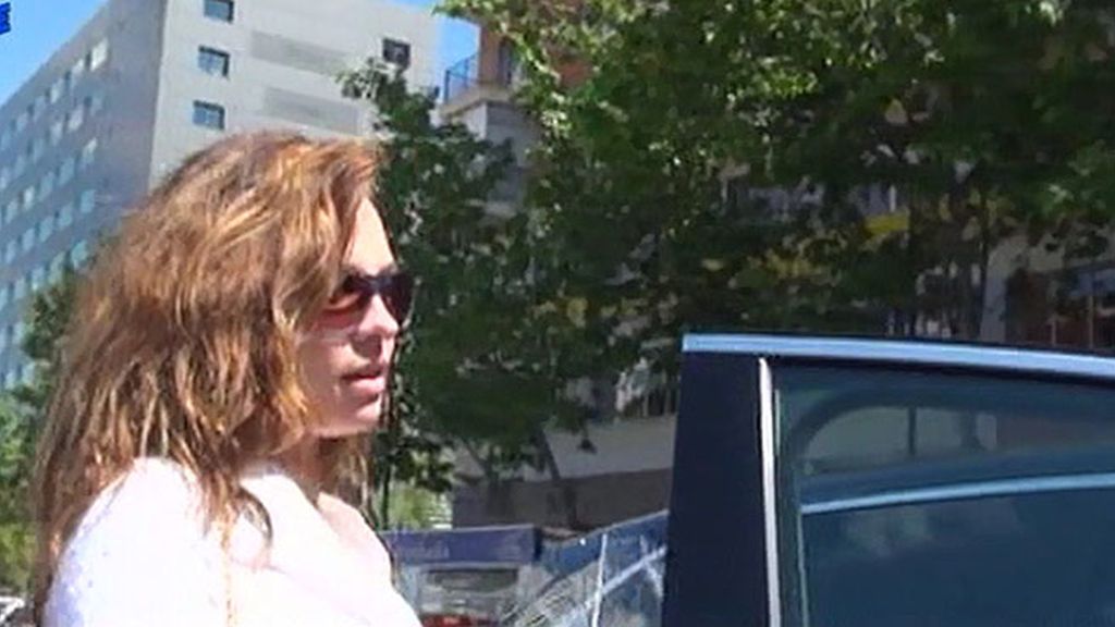 La pareja guarda silencio, pero pasean sonrientes y de la mano