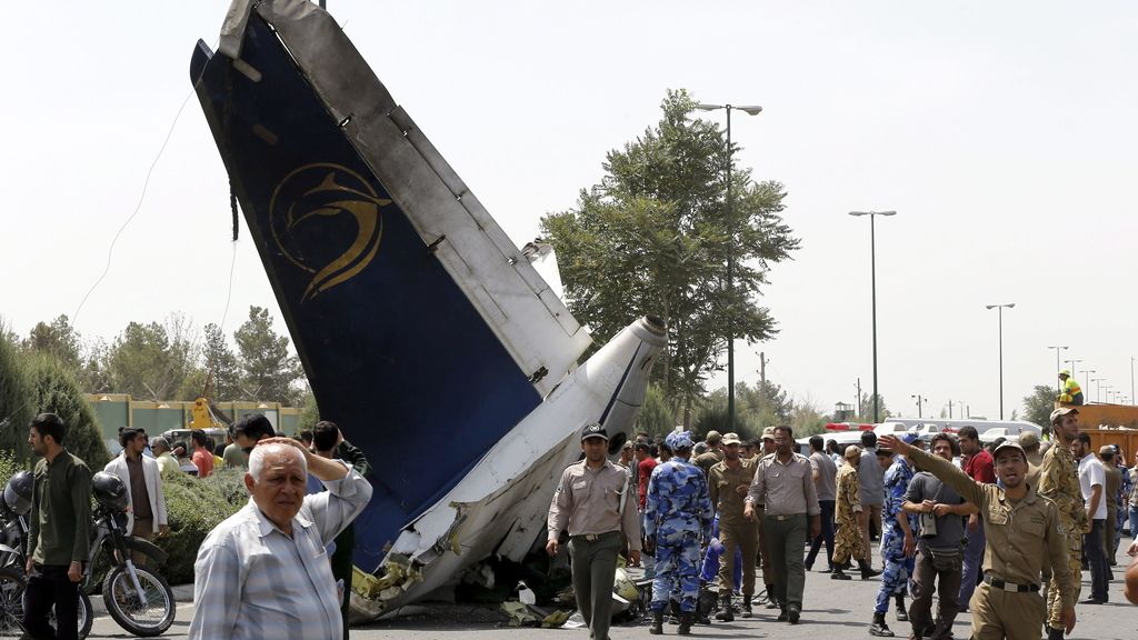 Se estrella un avión en Irán con 48 pasajeros a bordo