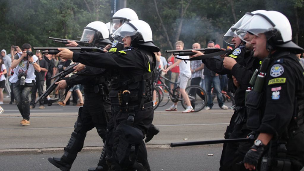 Peleas, destrozos, insultos racistas y detenciones