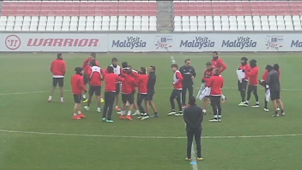 El frío y la niebla no pueden con el buen humor del entrenamiento del Sevilla