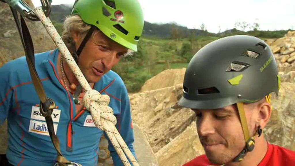 Jesús Calleja y David Muñoz hacen rápel desde una excavadora